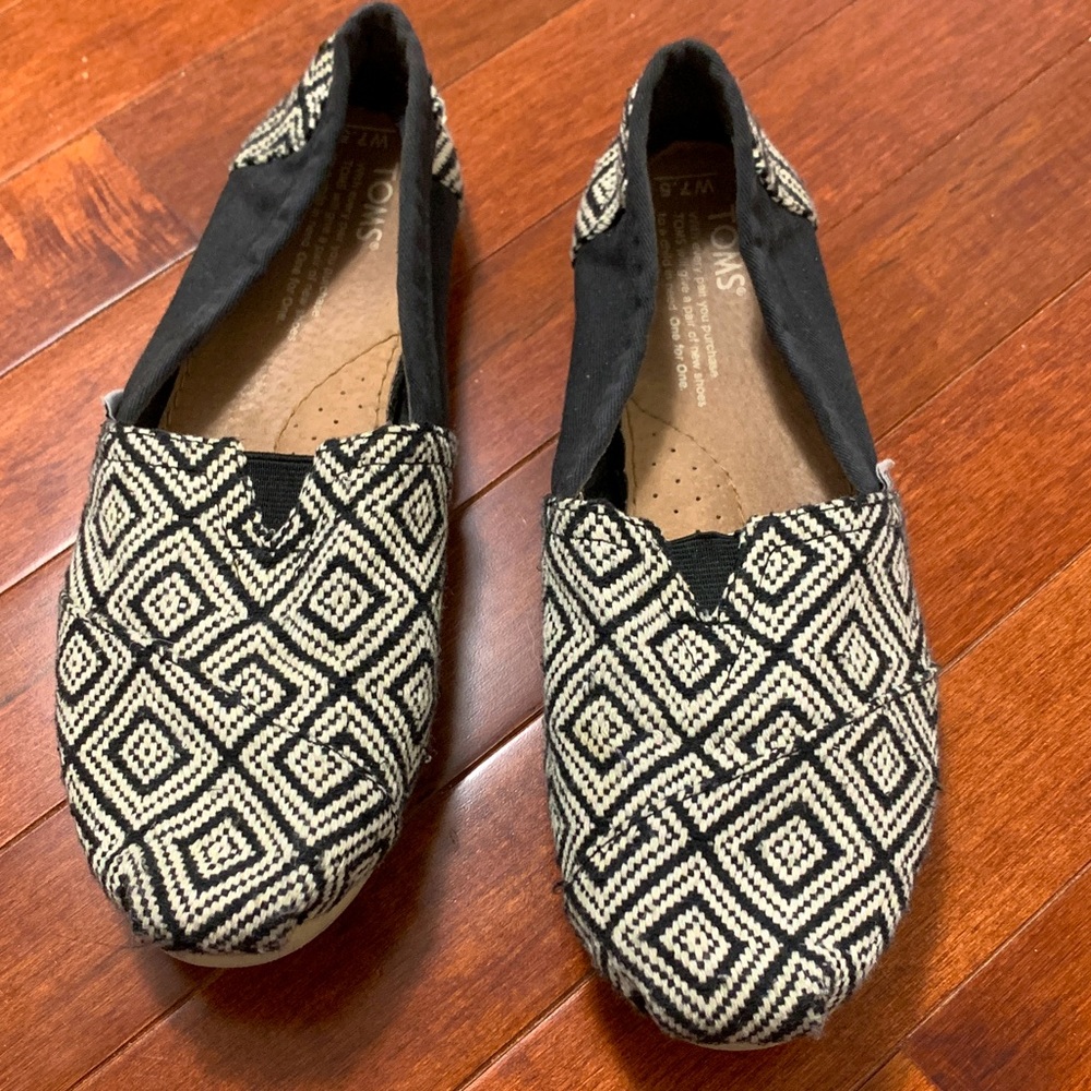 Toms black and white tribal design size 7.5